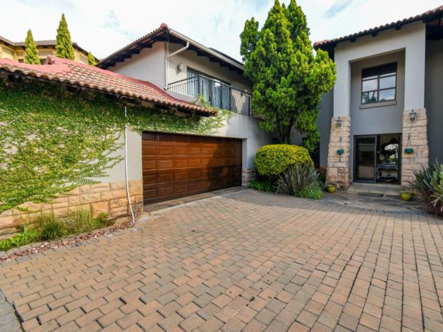 4 Bedroom House To Rent in Faerie Glen
