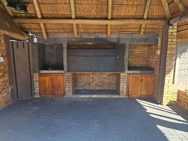 4 Bedroom House To Rent in Geelhoutpark