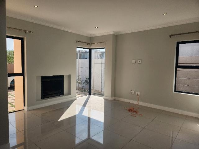 4 Bedroom House To Rent in Parklands North