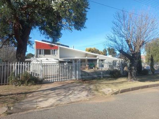 4 bedroom home with a 2 bedroom outs.