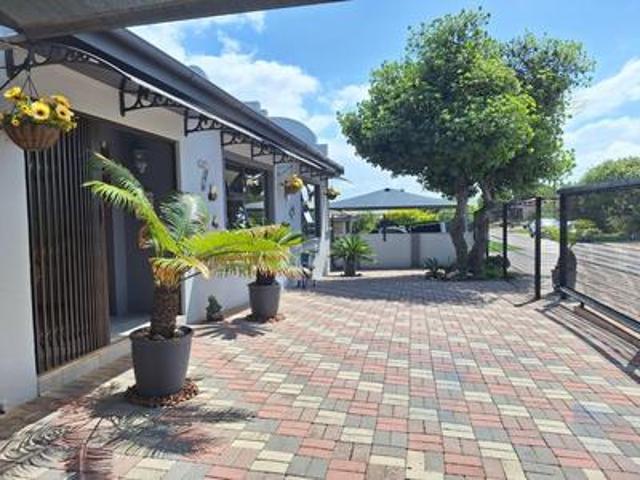 4 bedroom home with flat and mountai.