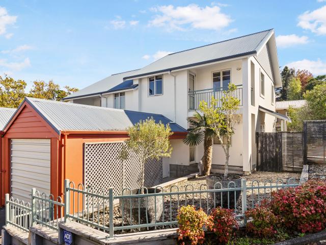 4 bedroom home in Henderson!