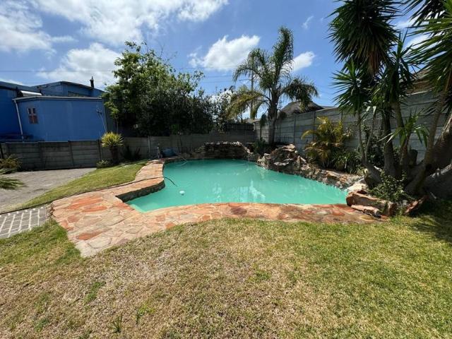 4 Bedroom Home In Rouxville With Bachelor Flat