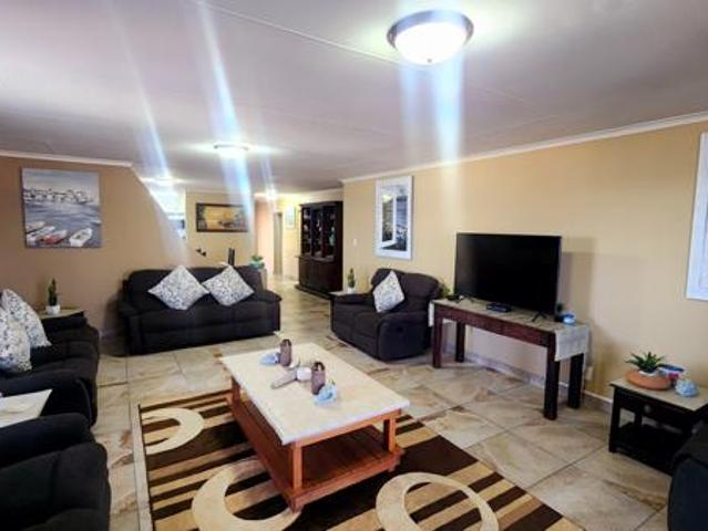 4 Bedroom Penthouse in Lawrence Rocks