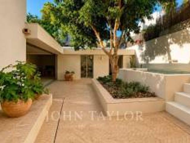 4 Bedroom Renovated Apartment near Avenida Liberdade, garden, pool