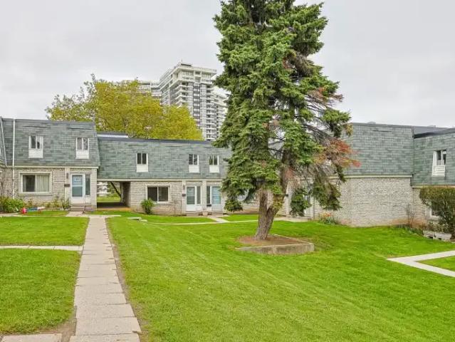 4 Bedroom Townhouse Mississauga ON 102715352