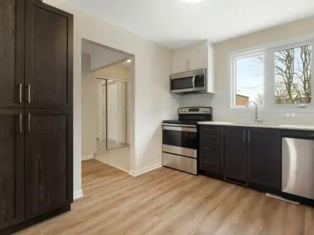 4 Bedroom Townhouse Ottawa ON 104875689