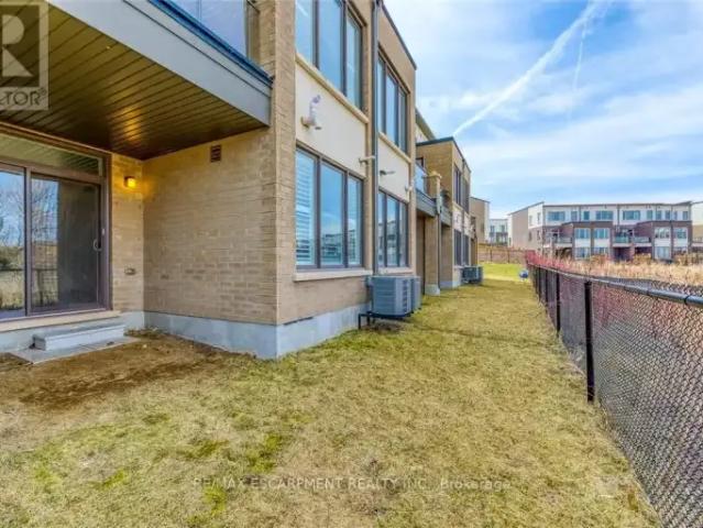 4 Bedroom Townhouse Oakville ON 102883661
