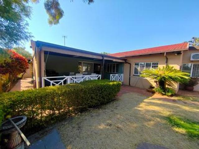 neat as a pin townhouse in florauna
