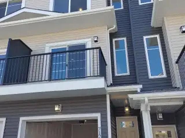 4 Bedroom Townhouse Calgary AB 104180595