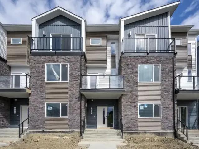 4 Bedroom Townhouse Calgary AB 104181307