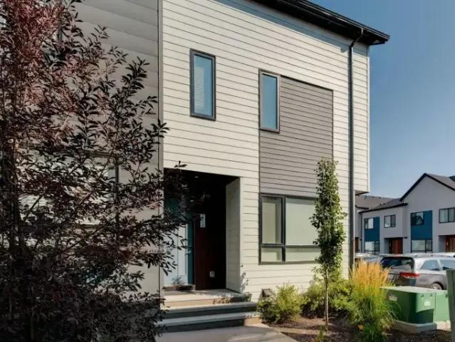 4 Bedroom Townhouse Calgary AB 104181466