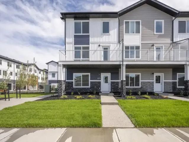 4 Bedroom Townhouse Calgary AB 104182991