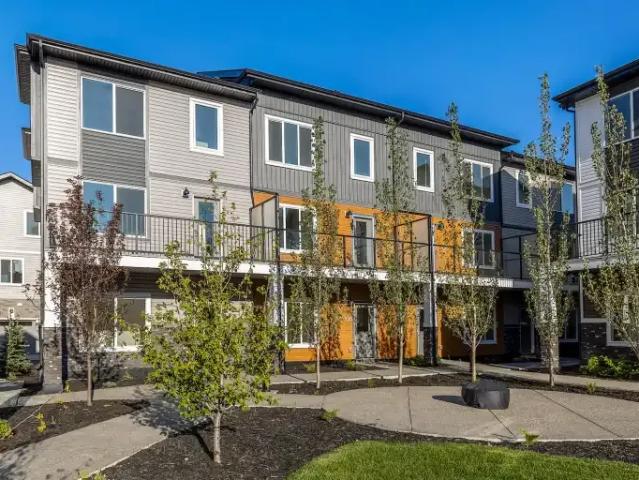 4 Bedroom Townhouse Calgary AB 104224379