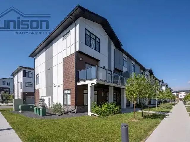 4 Bedroom Townhouse Calgary AB 104257240