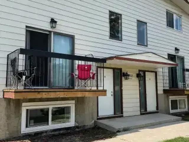 4 Bedroom Townhouse Calgary AB 104362766