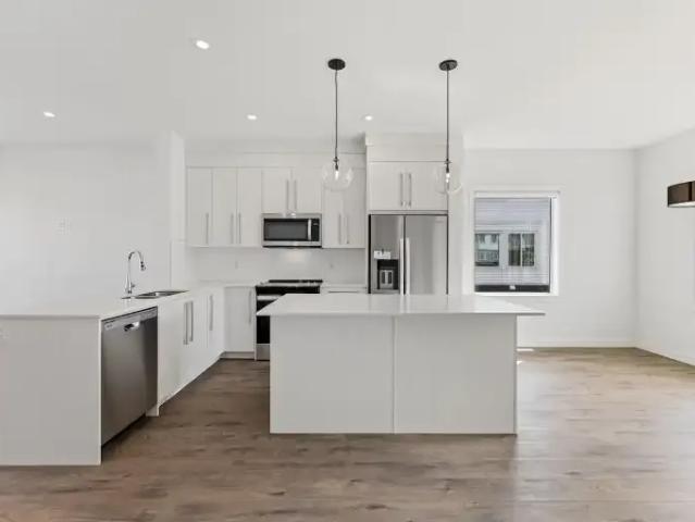 4 Bedroom Townhouse Chestermere AB 105087406