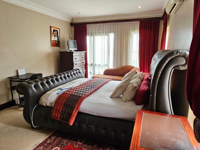 4 Bedroom Townhouse For Sale in Montrose