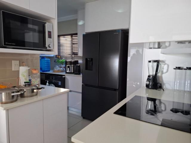 4 Bedroom Townhouse For Sale in Bassonia Rock