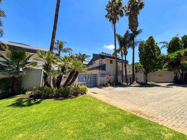 4 Bedroom Townhouse For Sale in Bassonia