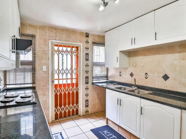 4 Bedroom Townhouse For Sale in Bassonia
