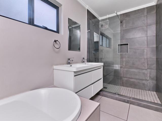 4 Bedroom Townhouse For Sale in Bryanston