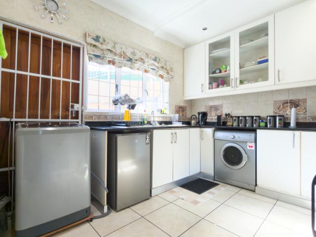 4 Bedroom Townhouse For Sale in Glenashley