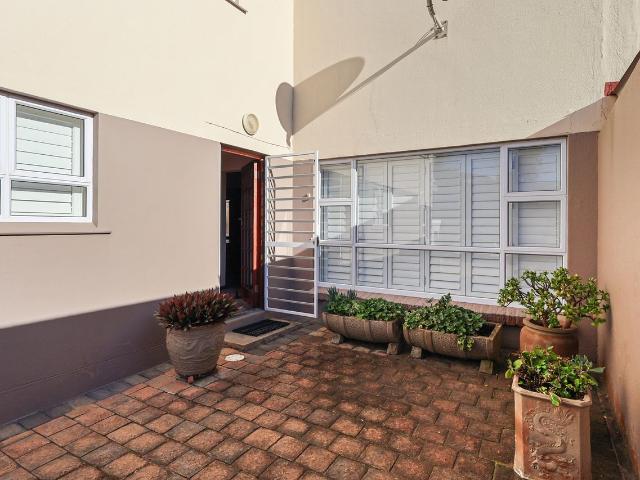 4 Bedroom Townhouse For Sale in Gonubie