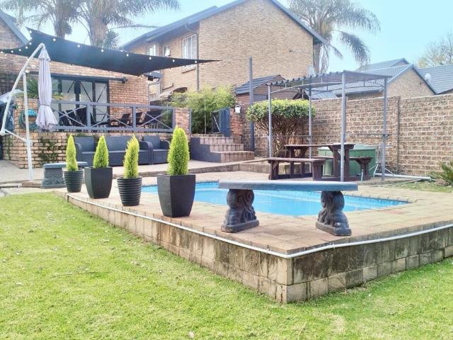 4 Bedroom Townhouse For Sale in Van Riebeeck Park