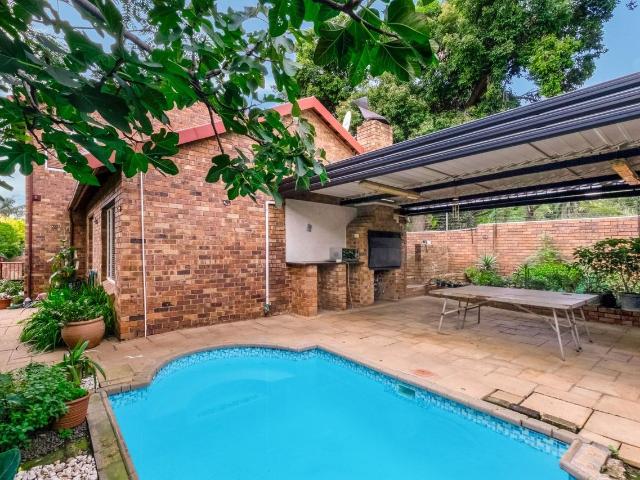 4 Bedroom Townhouse For Sale in Weltevreden Park
