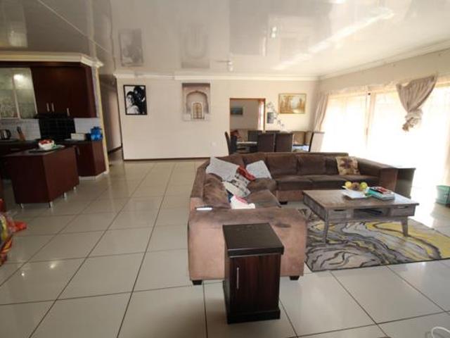 4 Bedroom Townhouse in Mooivallei Park