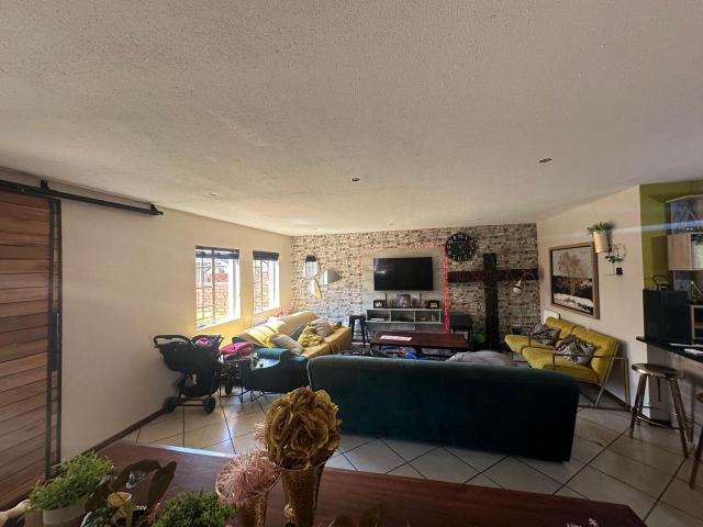 4 Bedroom Townhouse in Mooikloof Ridge
