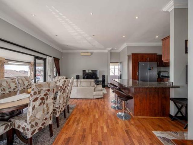 4 Bedroom Townhouse in Camperdown