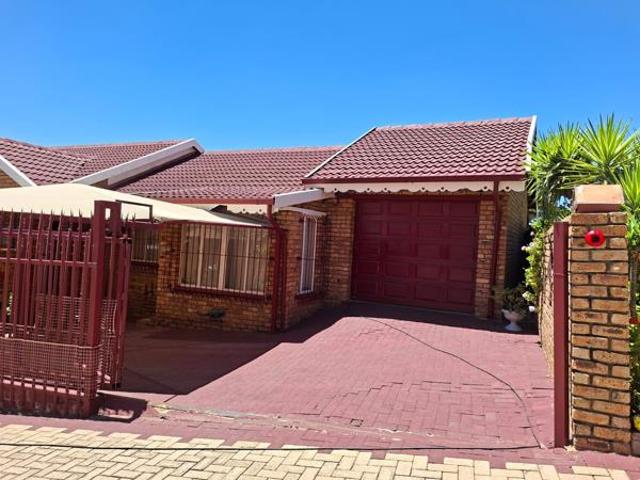 4 Bedroom Townhouse in Die Heuwel