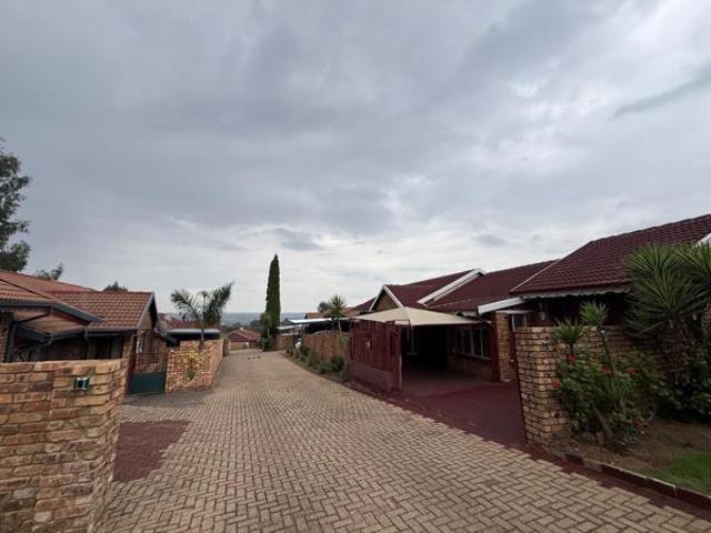 4 Bedroom Townhouse in Die Heuwel
