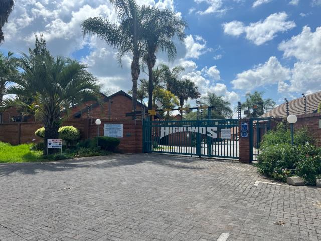 4 Bedroom Townhouse in Die Hoewes