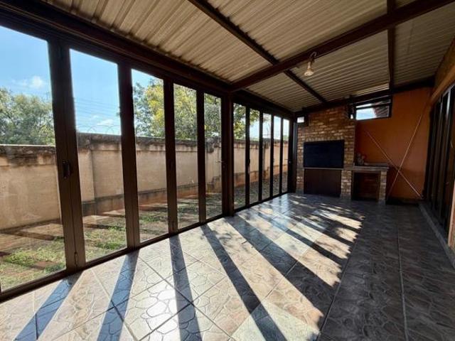 4 Bedroom Townhouse in Die Hoewes
