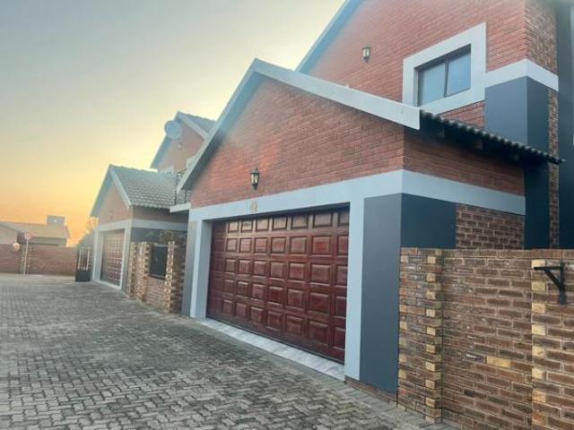 4 Bedroom Townhouse in Heuwelsig