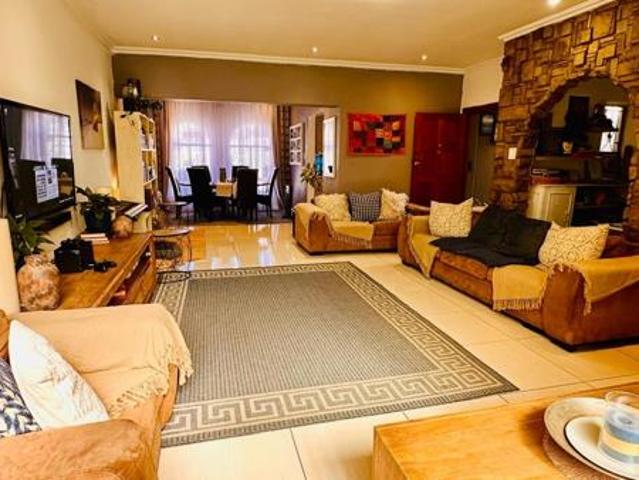 4 Bedroom Townhouse in Vanderbijlpark CE2