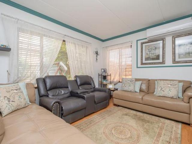4 Bedroom Townhouse in Willowbrook
