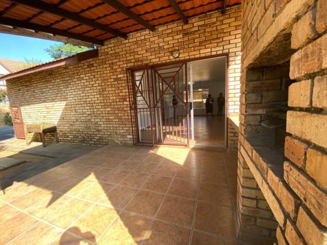 4 Bedroom Townhouse in Willowbrook