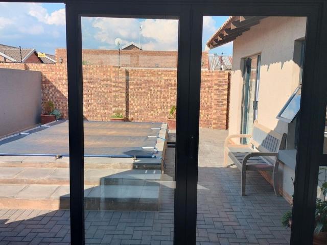 4 Bedroom townhouse sectional for sale in Heuwelsig, Bloemfontein
