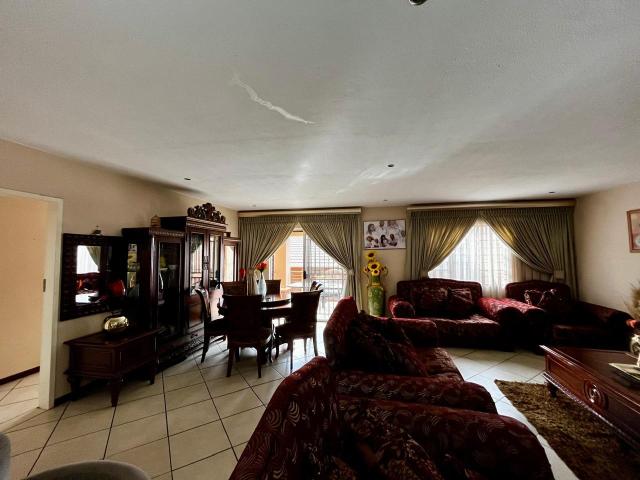 4 Bedroom Townhouse To Rent in Mooikloof Ridge