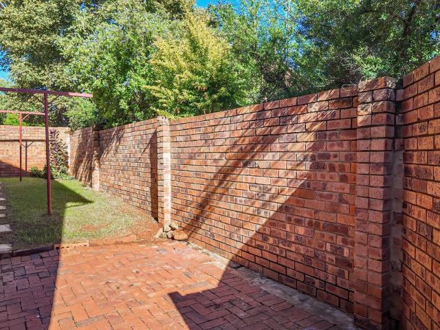 4 Bedroom Townhouse To Rent in Weltevreden Park