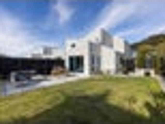 4 Bedrooms, Beachside, Beautifully Renovated!