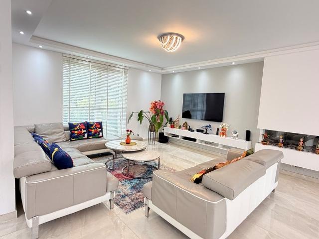 4 bedrooms Huurwoning Surface Area: 185m2
