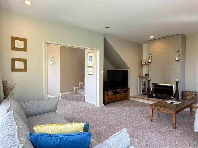 4 Bedrooms in Lucas Heights, Maintained pool Included