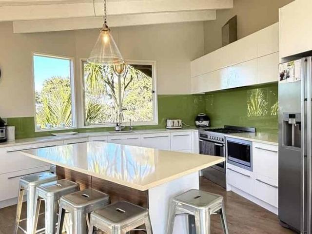 4 Bedrooms in Lucas Heights, Maintained pool Included