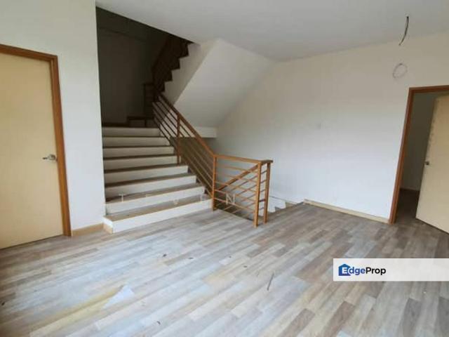 4 Bedrooms Semi Detached House Shah Alam, Selangor