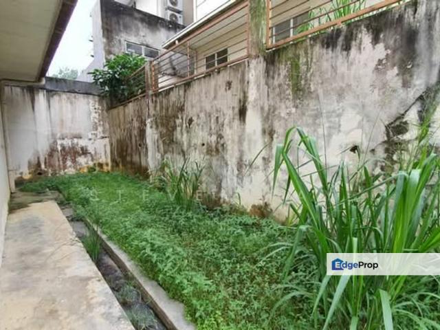 4 Bedrooms Semi Detached House Shah Alam, Selangor